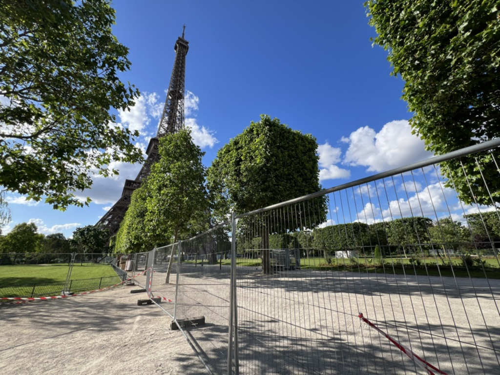 A sign says "Attention Travaux" in front of fenced off zone