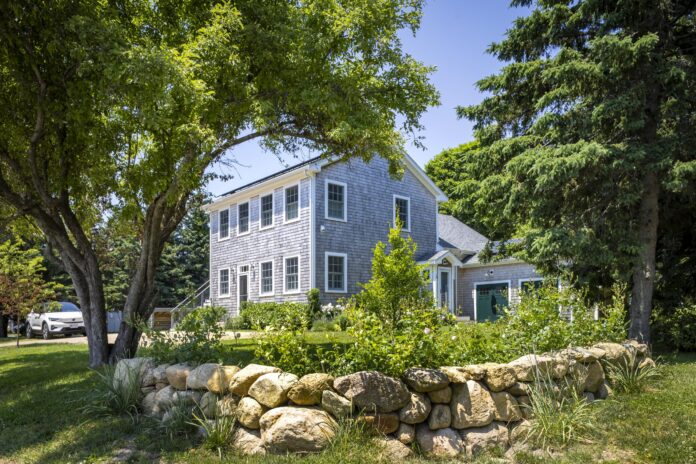 the exterior of a house on martha's vineyard