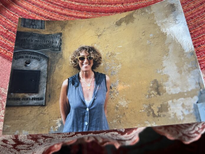 Aronie-traveling-itlay a woman in Italy