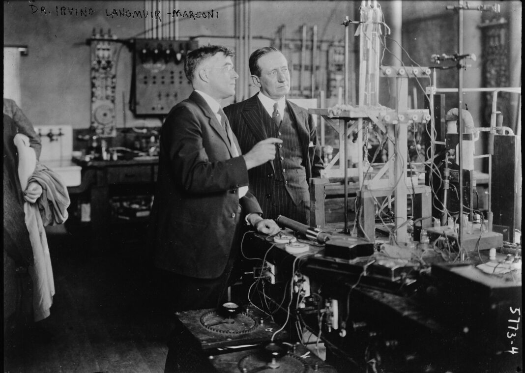 a black and white photo of Irving Langmuir
