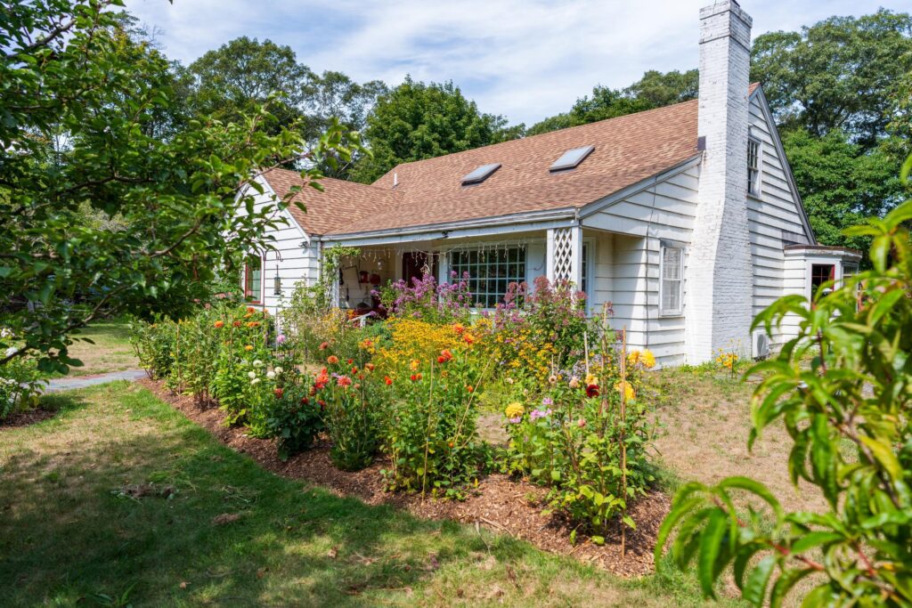 a cottage on martha's vineyard