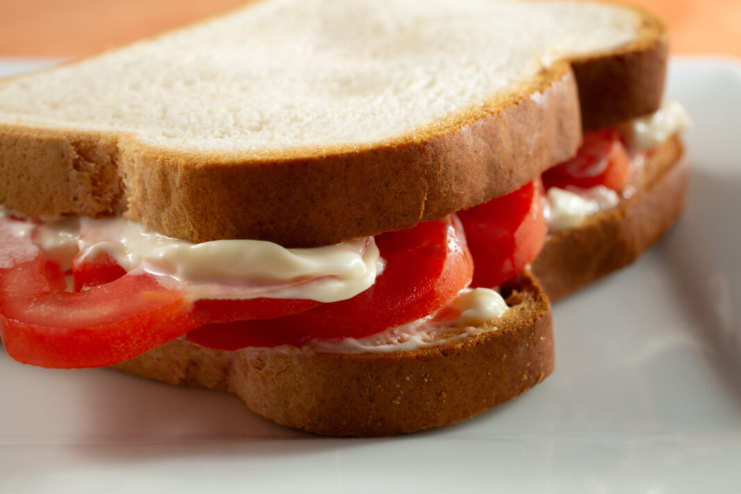 tomato sandwich on white bread